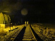 Noční cesta po kolejích