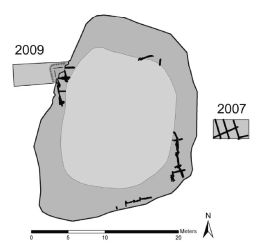 Plánek rybníčku na IV. předhradí se zaměřením pozůstatků dřevěných konstrukcí (černě) a sond z let 2007 a 2009